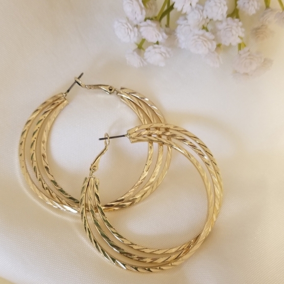 Bold goldtone hoop earrings - Picture 7 of 8